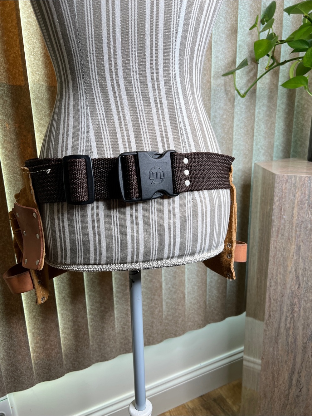 NICHOLAS Brown Leather Tool Pouch on Tan Suede Belt, like new - Picture 5 of 6